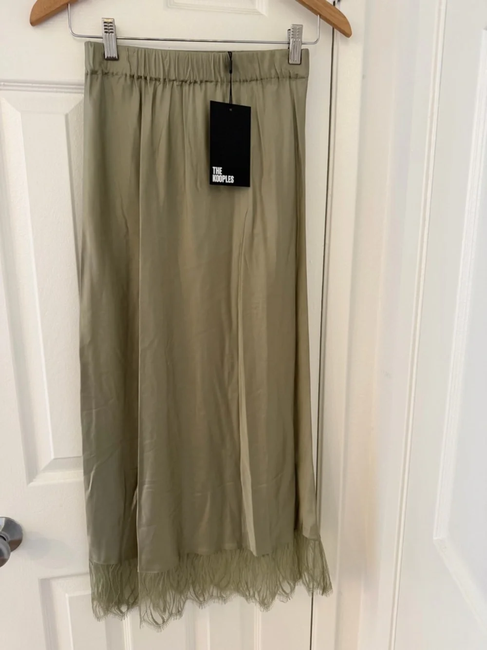 The Kooples Midi Skirt Size 0 Khaki Green Lace Trim Satin
Elastic Waist NWT - Picture 3 of 11